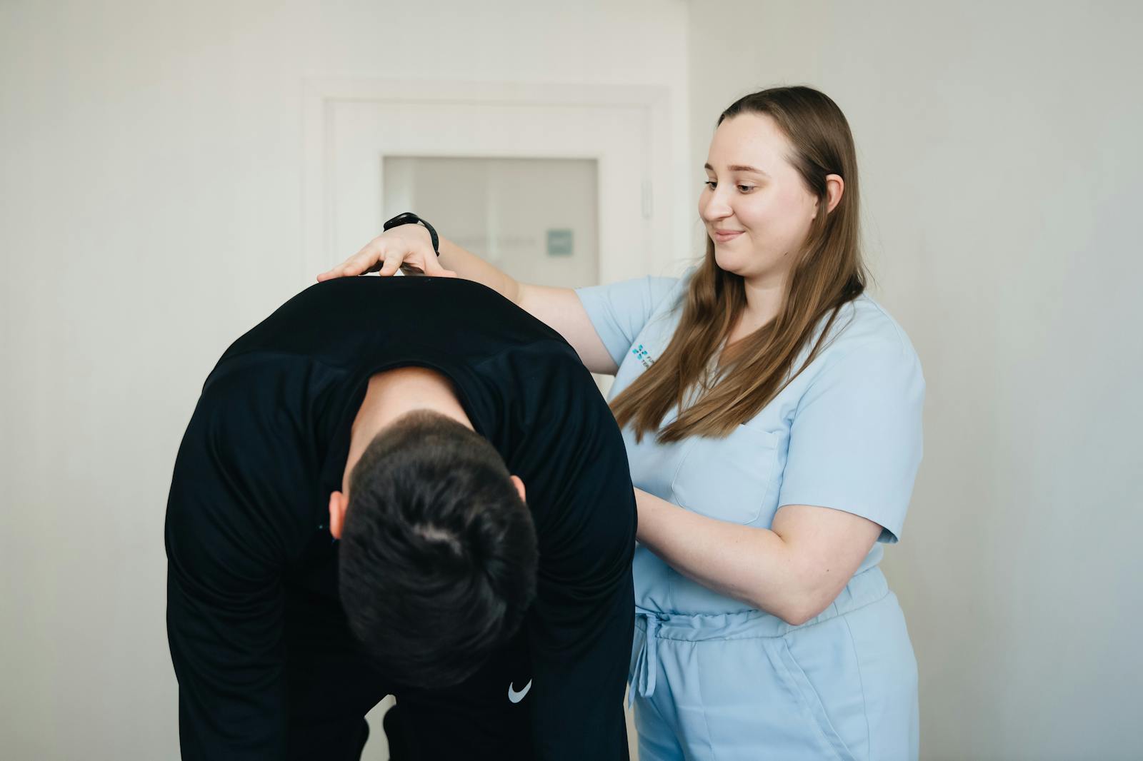 Fisioterapeuta atendendo paciente em clinica