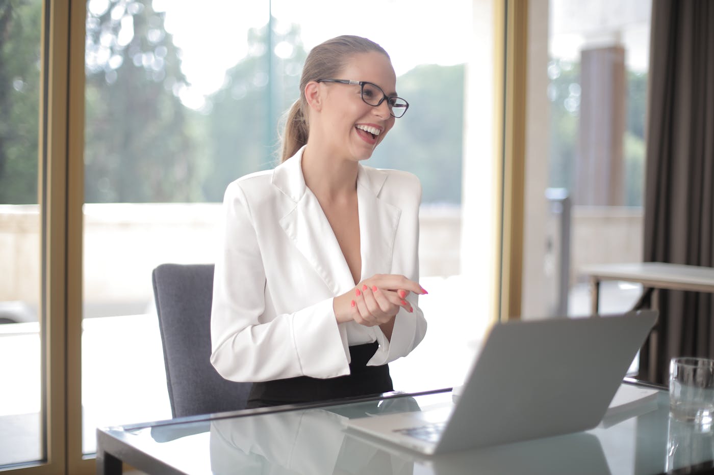Especialista em escritorio orientando abertura de empresa